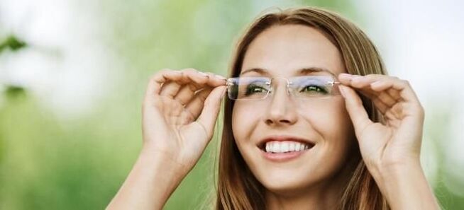 Die Brille verbessert die Sicht mit Myopie und Weitsichtigkeit