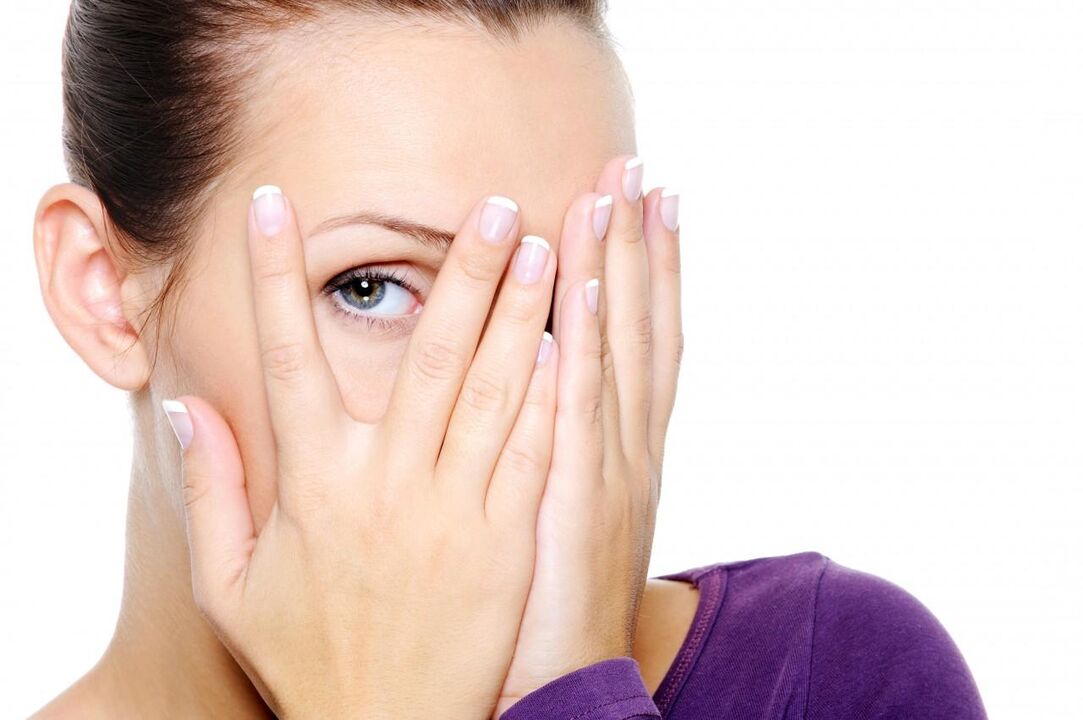 Übung für die Augen durch die Finger
